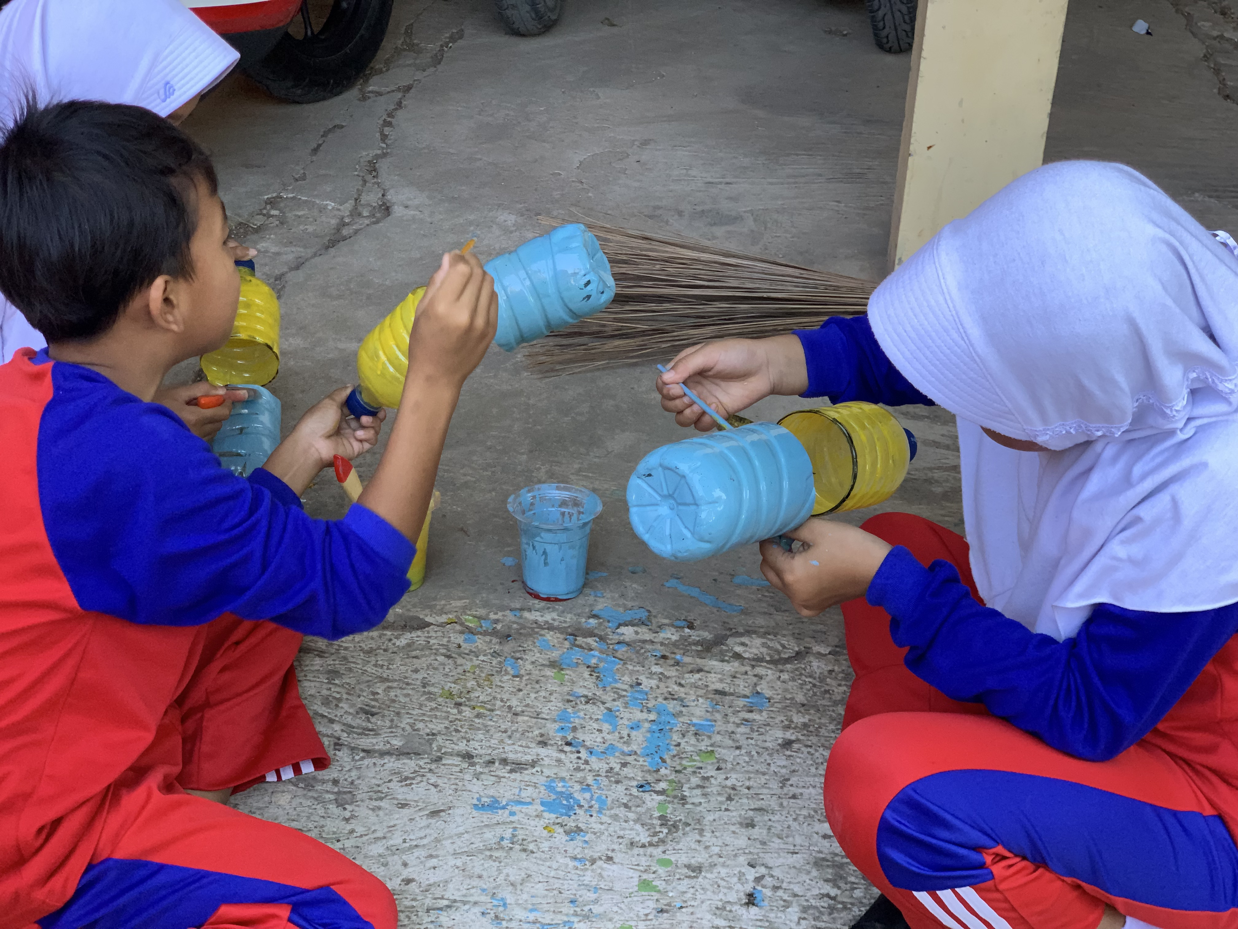 Bersama Mahasiswa KKN UNISNU XXI Sulap Sampah Plastik Jadi Pot Bunga