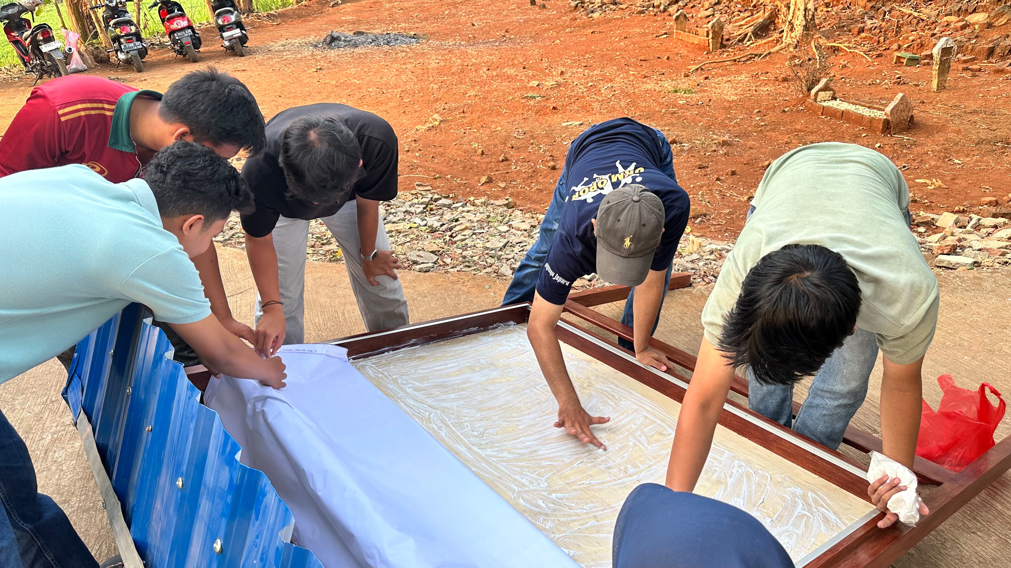 Mahasiswa KKN Pasang Papan Sejarah untuk Kenalkan Warisan Desa Rajekwesi